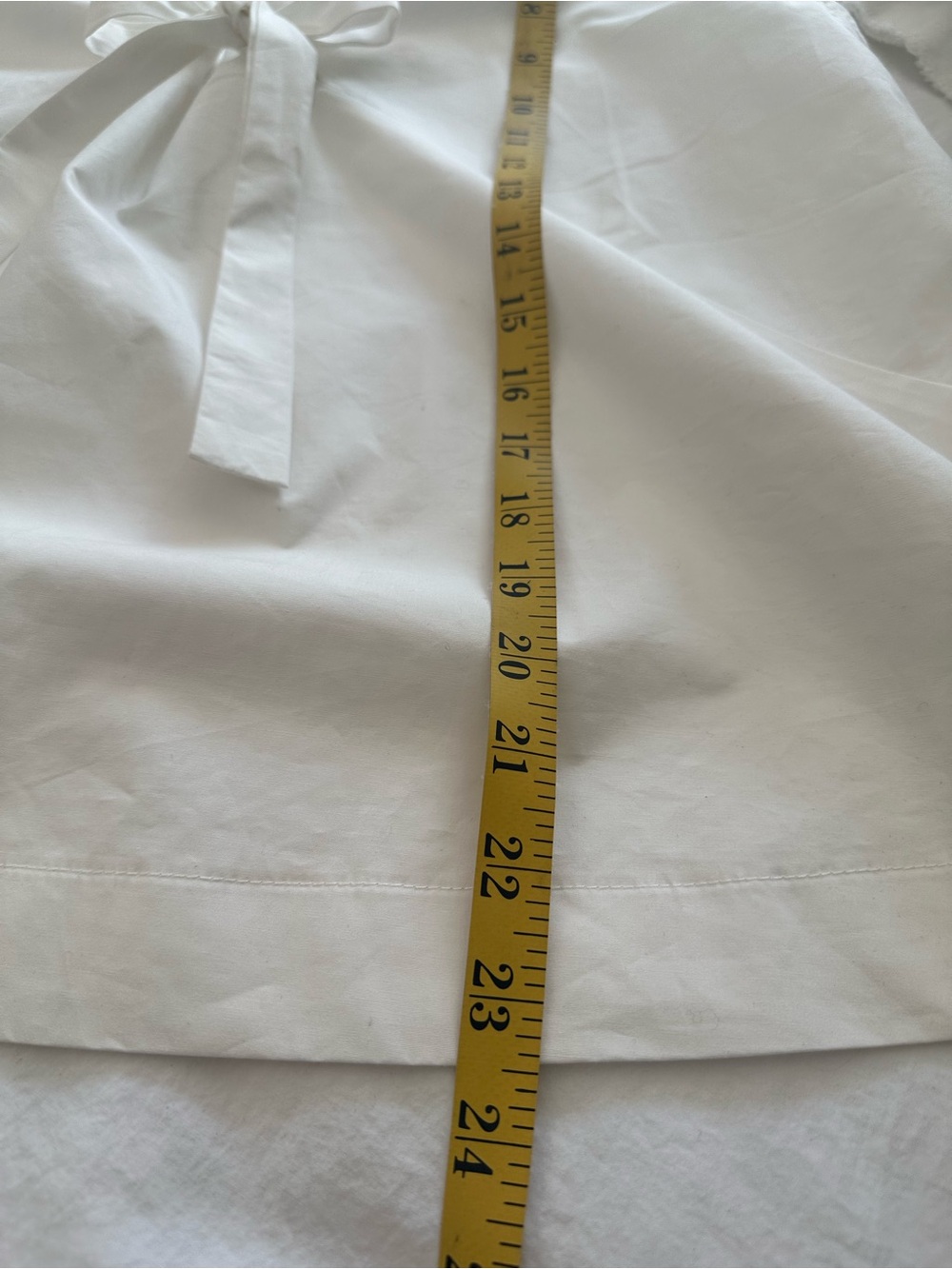 All:Row white top with V-neck and bow, size large - Picture 12 of 12